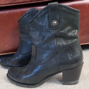 Frye Black Leather Pull-On Short Ankle Boots; made in Mexico 🇲🇽